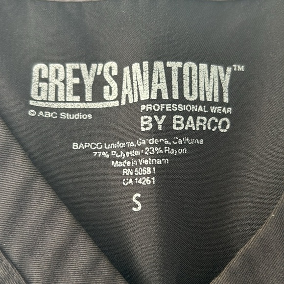 Greys Anatomy Black Scrub by Barco Size Small 2 pockets plus a pen pocket vneck - Picture 10 of 16